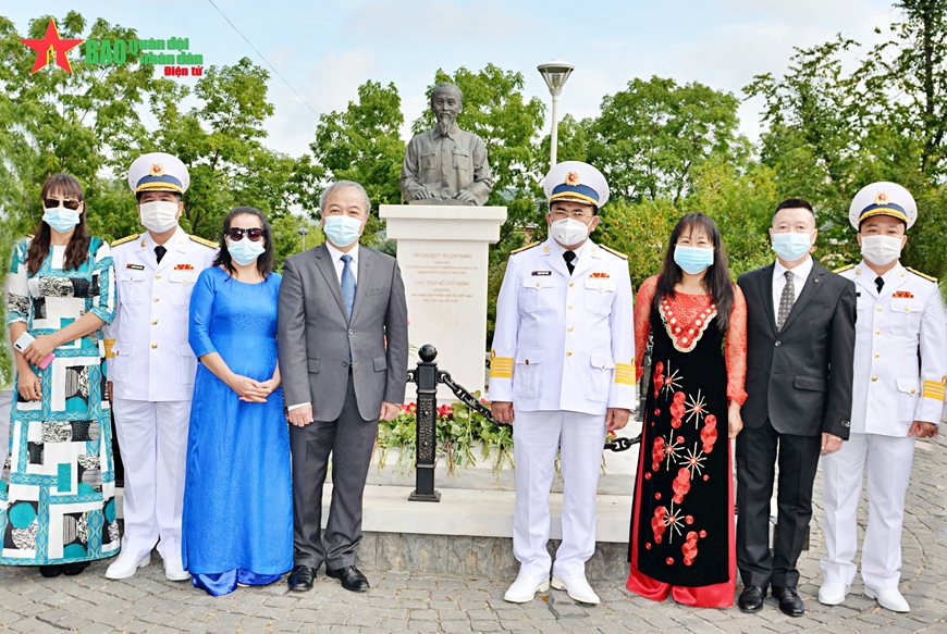 Đội tuyển Hải quân dâng hoa tượng đài Bác Hồ ở Vladivostok