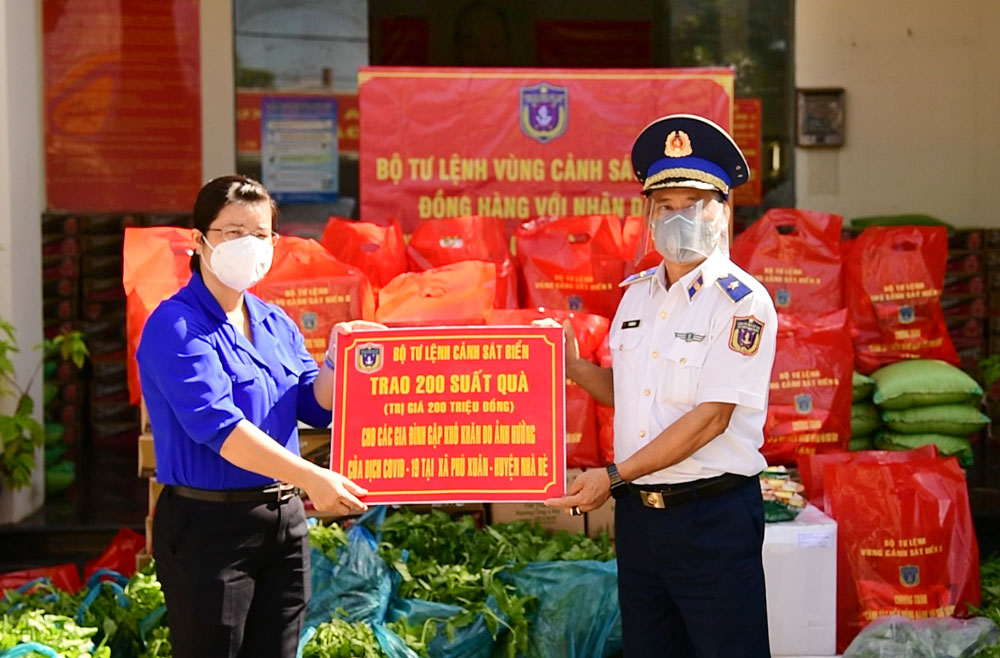 Đồng hành cùng nhân dân phòng, chống dịch

