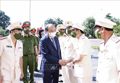 Chủ tịch nước Nguyễn Xuân Phúc kiểm tra công tác đặc xá tại Bắc Giang