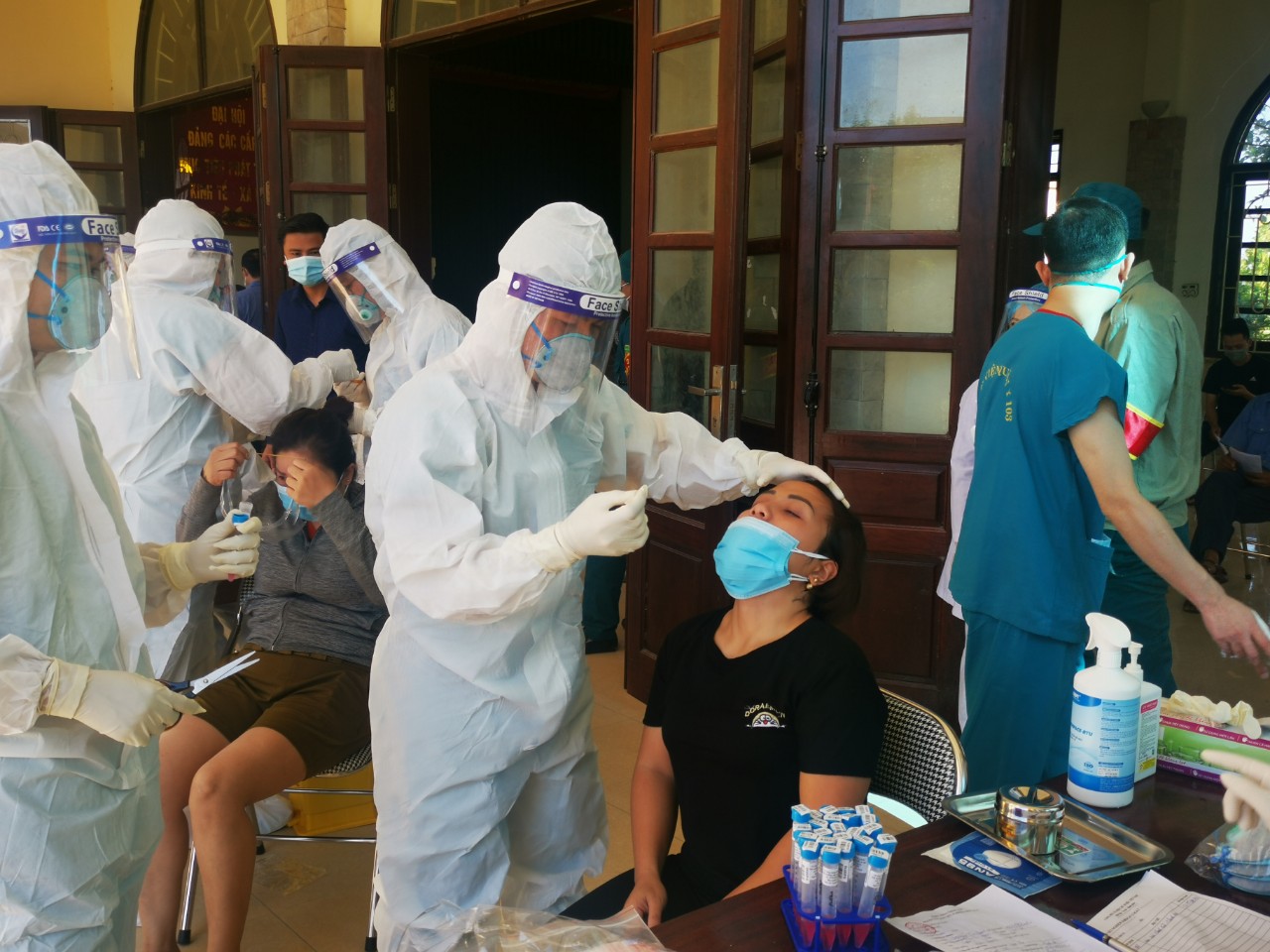 Bệnh viện Quân y 103 lấy mẫu bệnh phẩm, xét nghiệm SARS-CoV-2 cho người dân Hà Nội