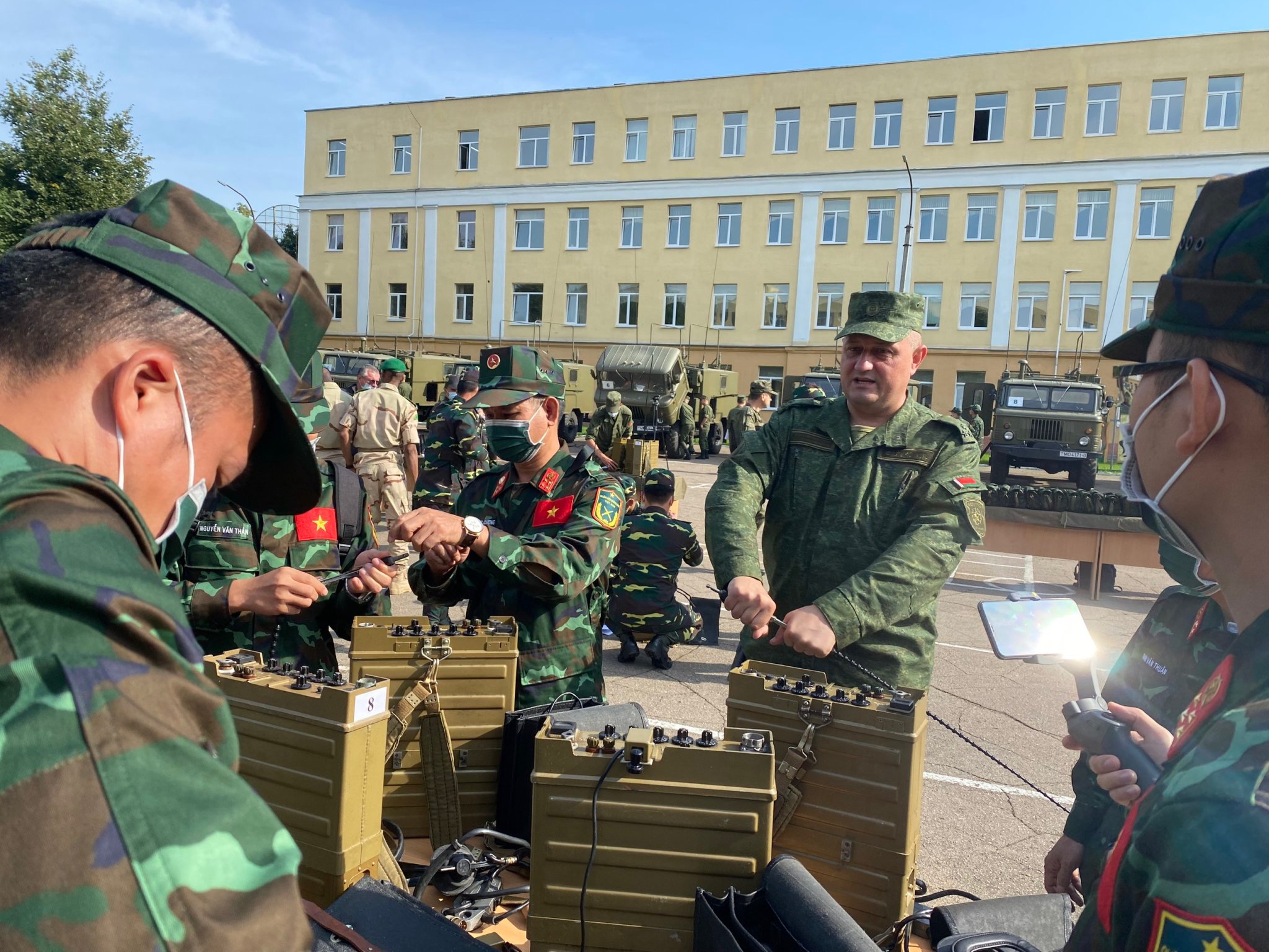 Tranh thủ tập luyện ngay trước giờ 