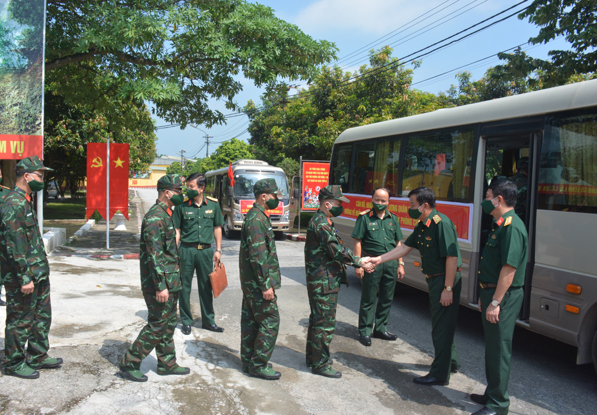 Tiếp tục tăng cường lực lượng quân y vào miền Nam chống dịch