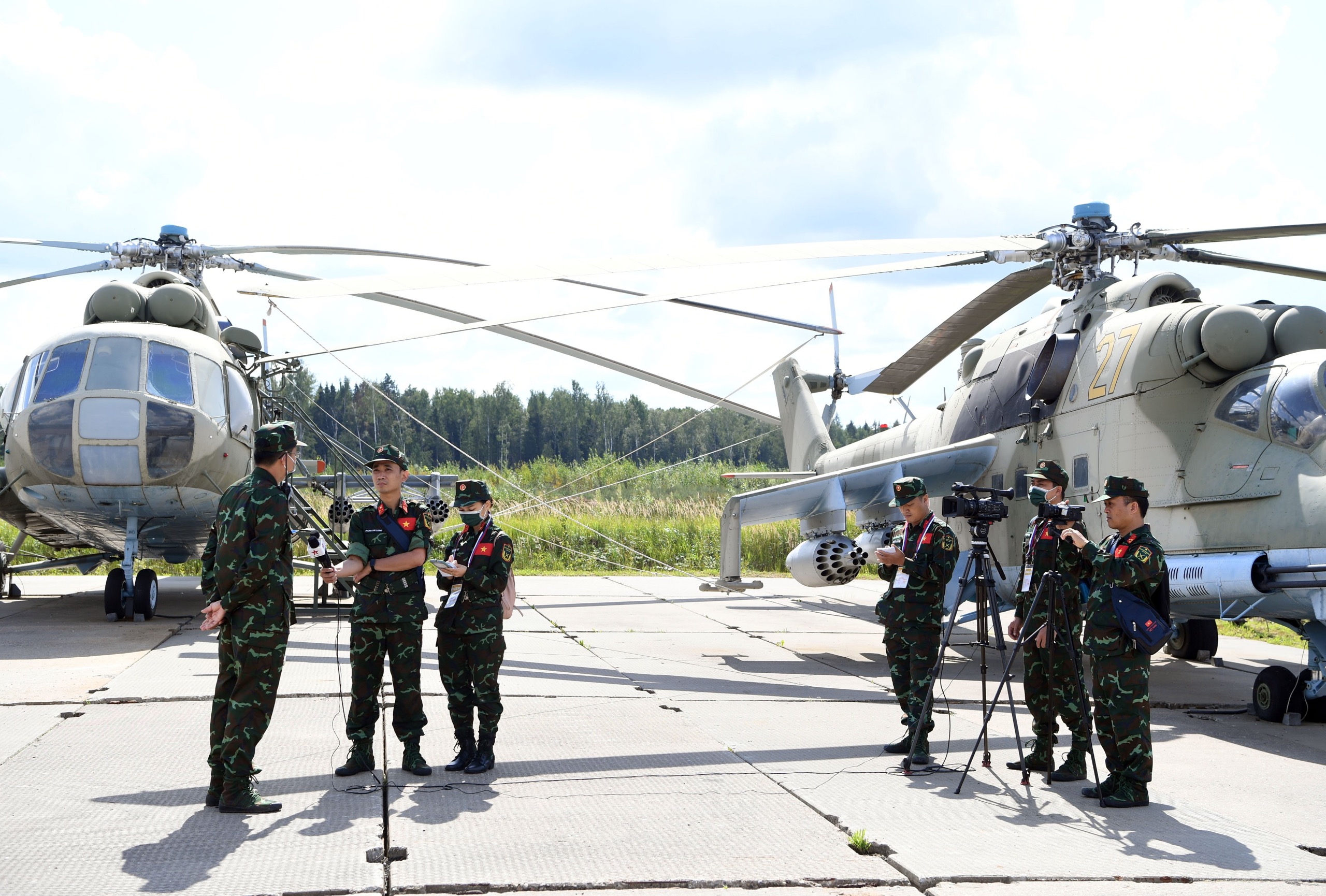 Tự hào với sắc thắm cờ đỏ sao vàng