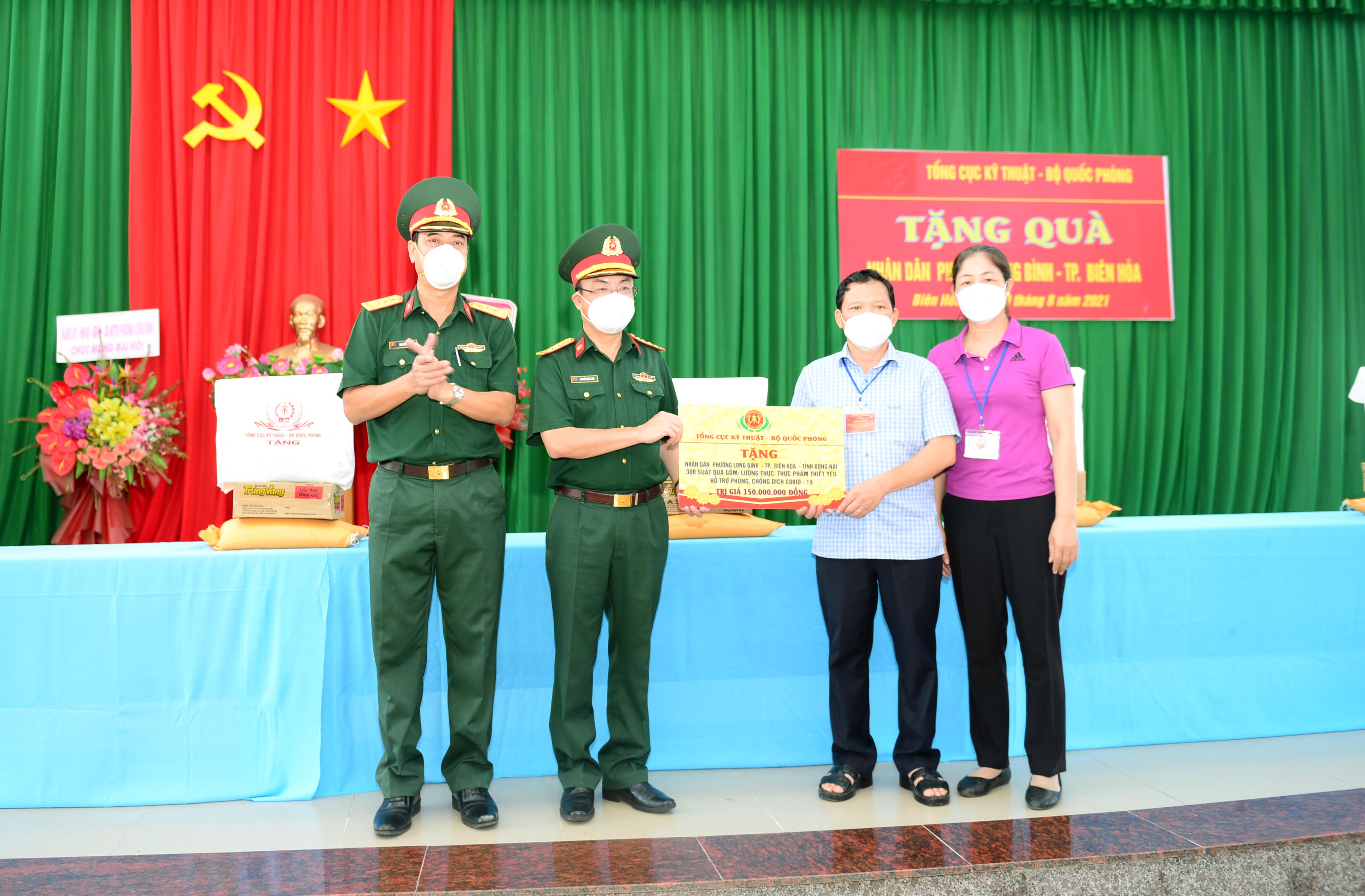 Tổng cục Kỹ thuật tặng quà người dân bị ảnh hưởng bởi dịch Covid-19 tại Đồng Nai