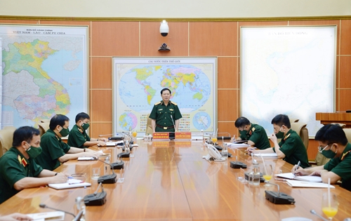 Thượng tướng Nguyễn Tân Cương làm việc với Cục Tác chiến điện tử