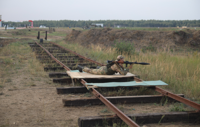 Các đội tuyển tích cực luyện tập cho nội dung “Trung đội nhảy dù”