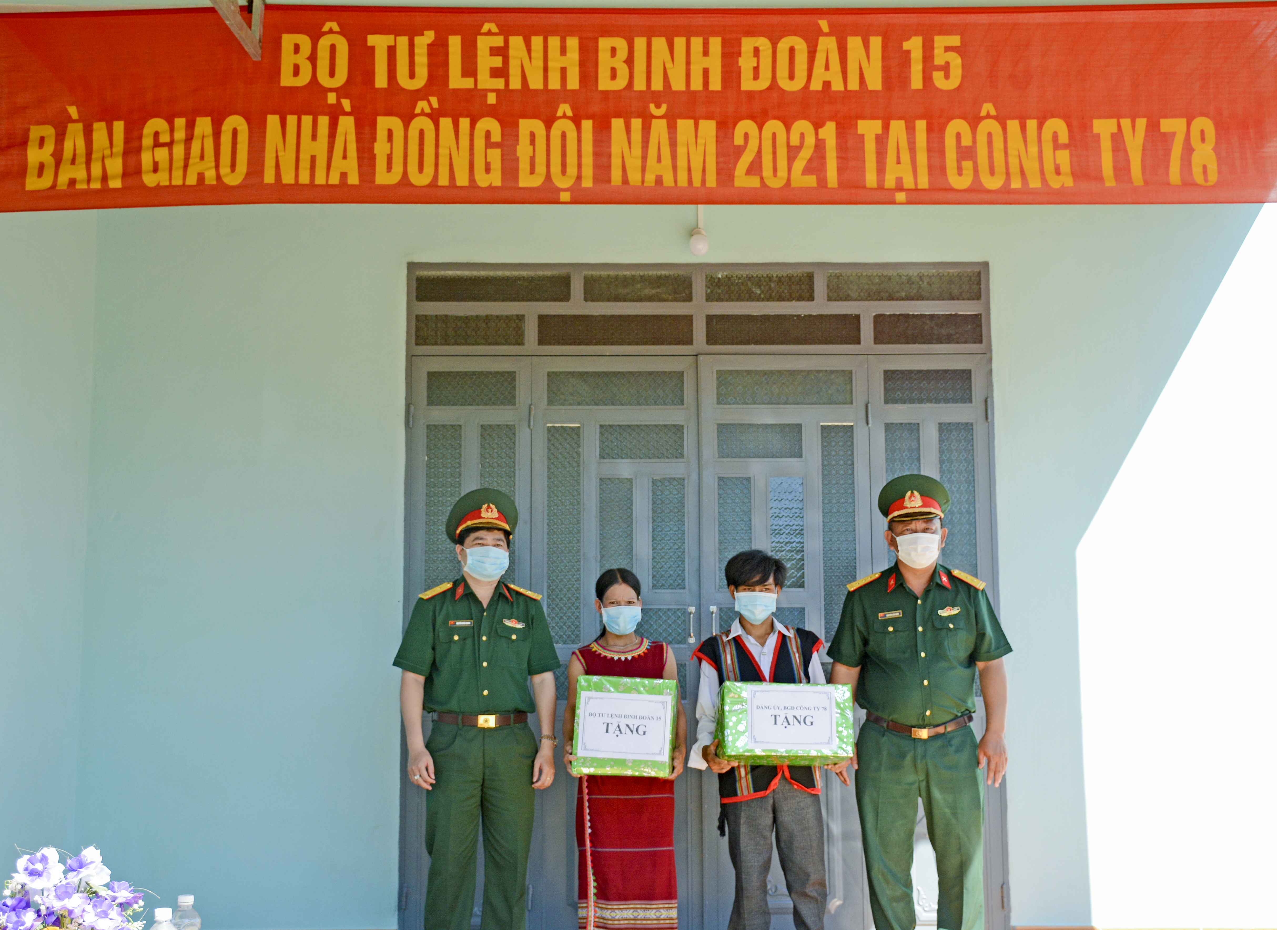 Binh đoàn 15 “Nhà đồng đội” tặng công nhân