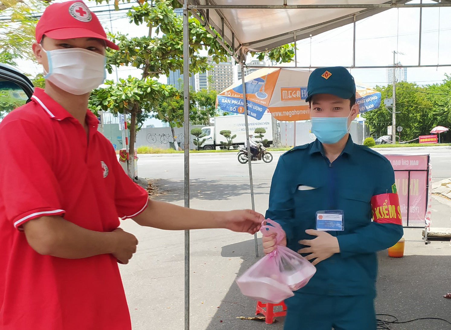 Bếp cơm thiện nguyện đỏ lửa