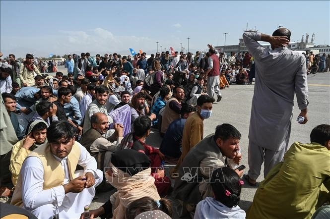 Đám đông người sơ tán chờ đợi được rời khỏi Afghanistan tại sân bay quốc tế ở Kabul, ngày 16-8. Ảnh: TTXVN