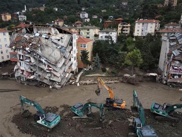 Nước lũ tàn phá nặng nề tại thị trấn Bozkurt thuộc tỉnh Kastamonu (Thổ Nhĩ Kỳ), ngày 13-8-2021. Ảnh: THX/TTXVN