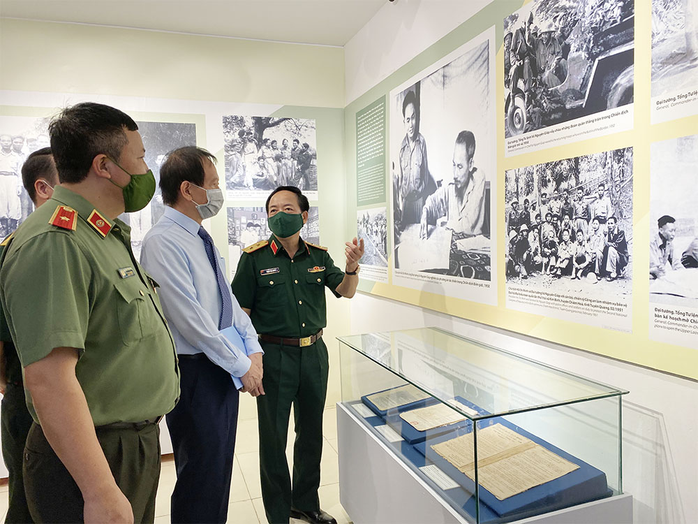 Khai mạc triển lãm chuyên đề “Vị tướng huyền thoại”