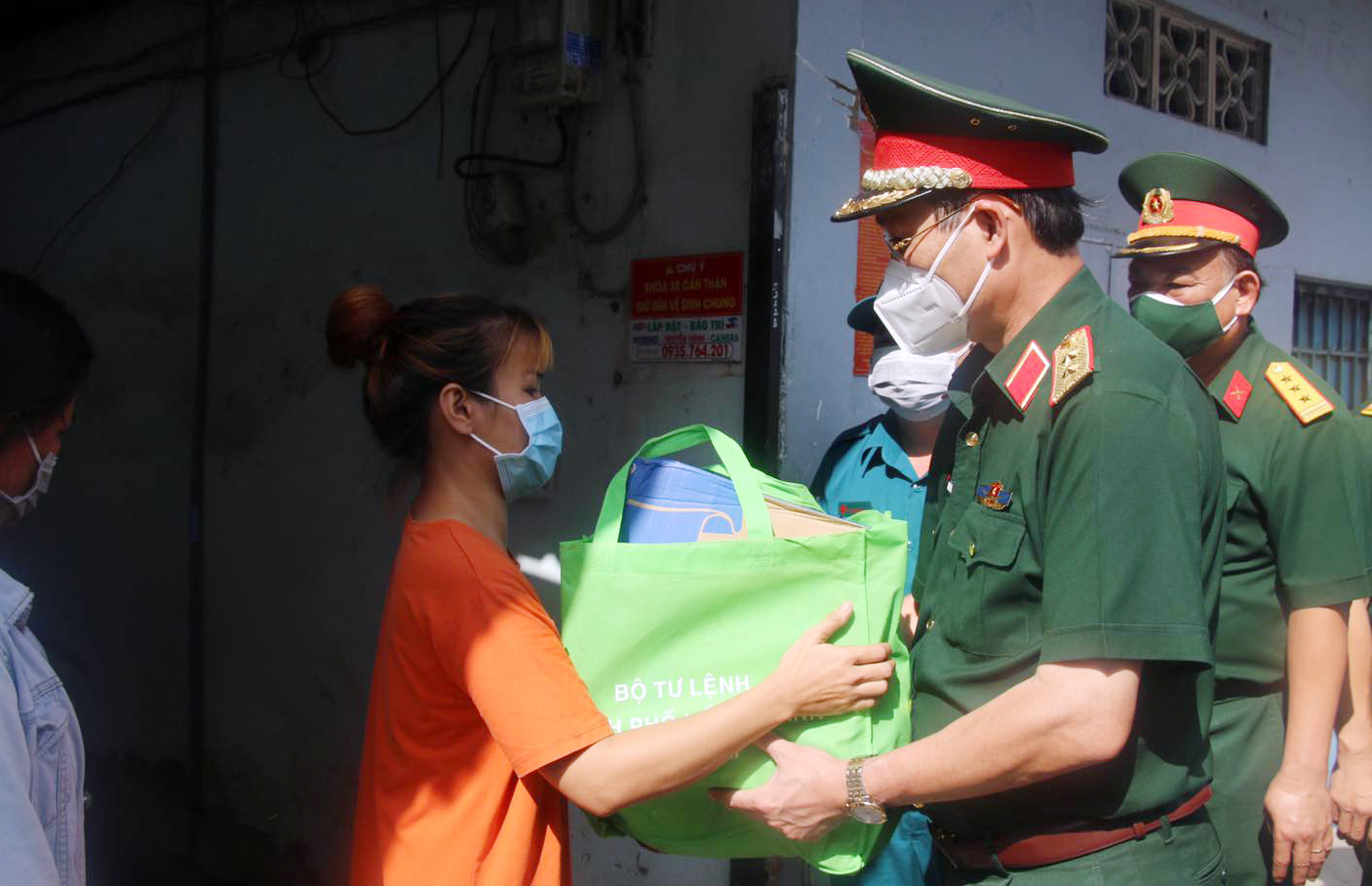 Các đơn vị quân đội chăm lo, hỗ trợ hoàn cảnh khó khăn do dịch bệnh