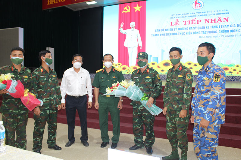 Trường Hạ sĩ quan xe tăng I huy động lực lượng hỗ trợ TP Biên Hòa chống dịch

​