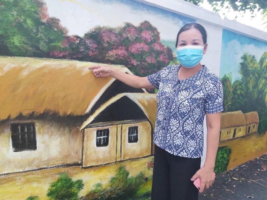 Bà Bùi Thu Én bên con đường bích họa.