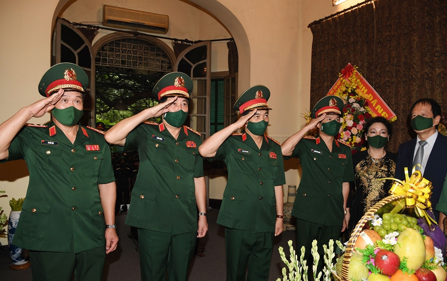 Đại tướng Phan Văn Giang và các đồng chí lãnh đạo BQP thành kính tưởng nhớ, tri ân Đại tướng Võ Nguyên Giáp. Ảnh: PHÚ SƠN