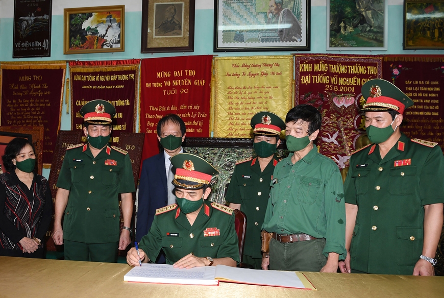 Bộ trưởng Phan Văn Giang ghi cảm tưởng, bày tỏ lòng kính trọng, biết ơn những công lao to lớn của Đại tướng Võ Nguyên Giáp. Ảnh: PHÚ SƠN