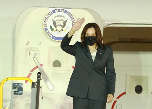 Phó tổng thống Hoa Kỳ đến Hà Nội, bắt đầu chuyến thăm Việt Nam