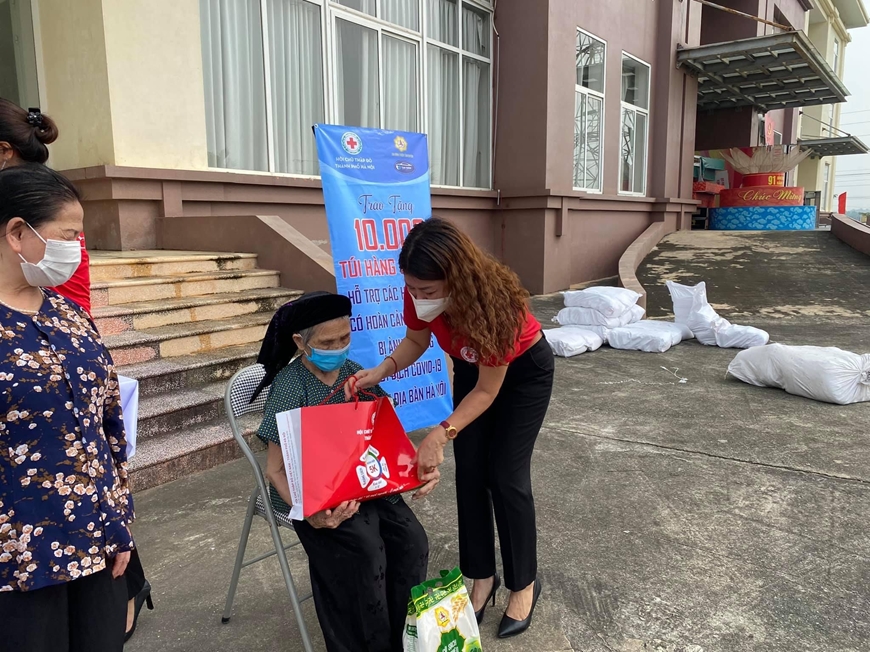 Trao quà hỗ trợ cho gia đình gặp khó khăn.