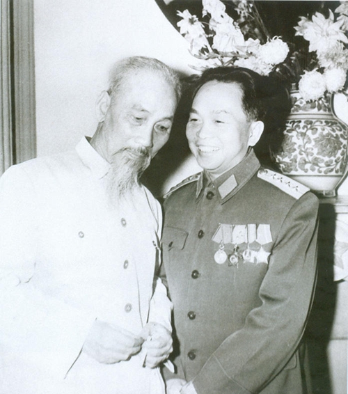 Bài 3: Người góp phần đưa tư tưởng Hồ Chí Minh vào nền tảng tư tưởng của Đảng