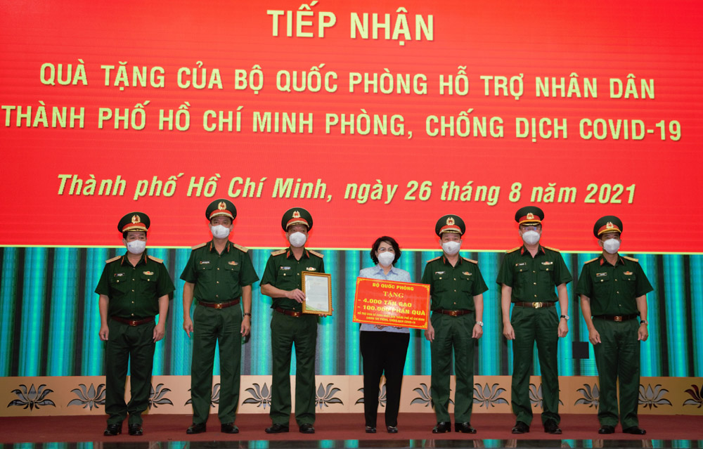 Bộ Quốc phòng trao quà tặng hỗ trợ nhân dân Thành phố Hồ Chí Minh chống dịch
