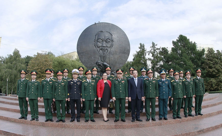 Đoàn cấp cao Quân đội nhân dân Việt Nam dâng hoa tại tượng đài Chủ tịch Hồ Chí Minh ở Liên bang Nga