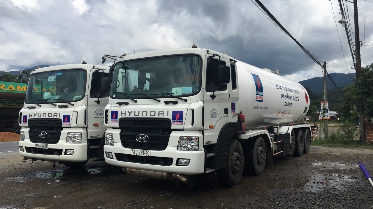 Nhiều xe bồn chở gas bị gặp khó khăn khi ùn tắc ở Cần Thơ