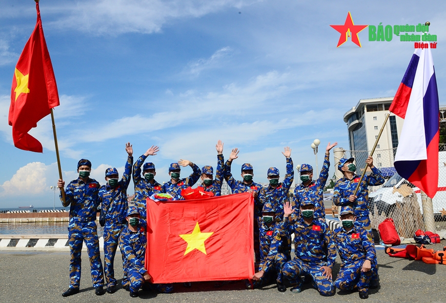 Cờ hải quân: Những chiếc cờ đỏ trắng phấn của Hải quân Việt Nam được vẫy vùng trên biển cả, tượng trưng cho sự kiên cường, sức mạnh và lòng yêu nước của các chiến sỹ. Hãy cùng đón xem hình ảnh về cờ hải quân đầy ý nghĩa và cảm xúc này.