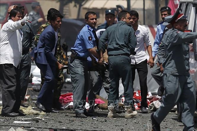 Chuyển người bị thương trong vụ nổ nghi là đánh bom liều chết bên ngoài sân bay quốc tế ở Kabul, Afghanistan ngày 26-8-2021. Ảnh: Aljazeera/TTXVN