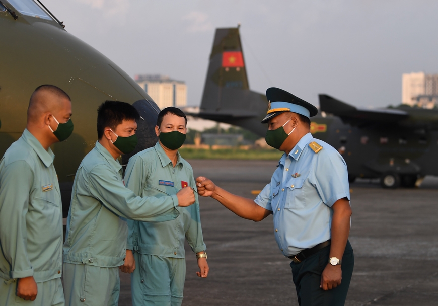 Những chuyến bay mang nặng nghĩa tình