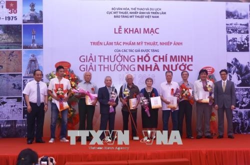 Lập Hội đồng cấp Nhà nước xét tặng giải thưởng về văn học, nghệ thuật