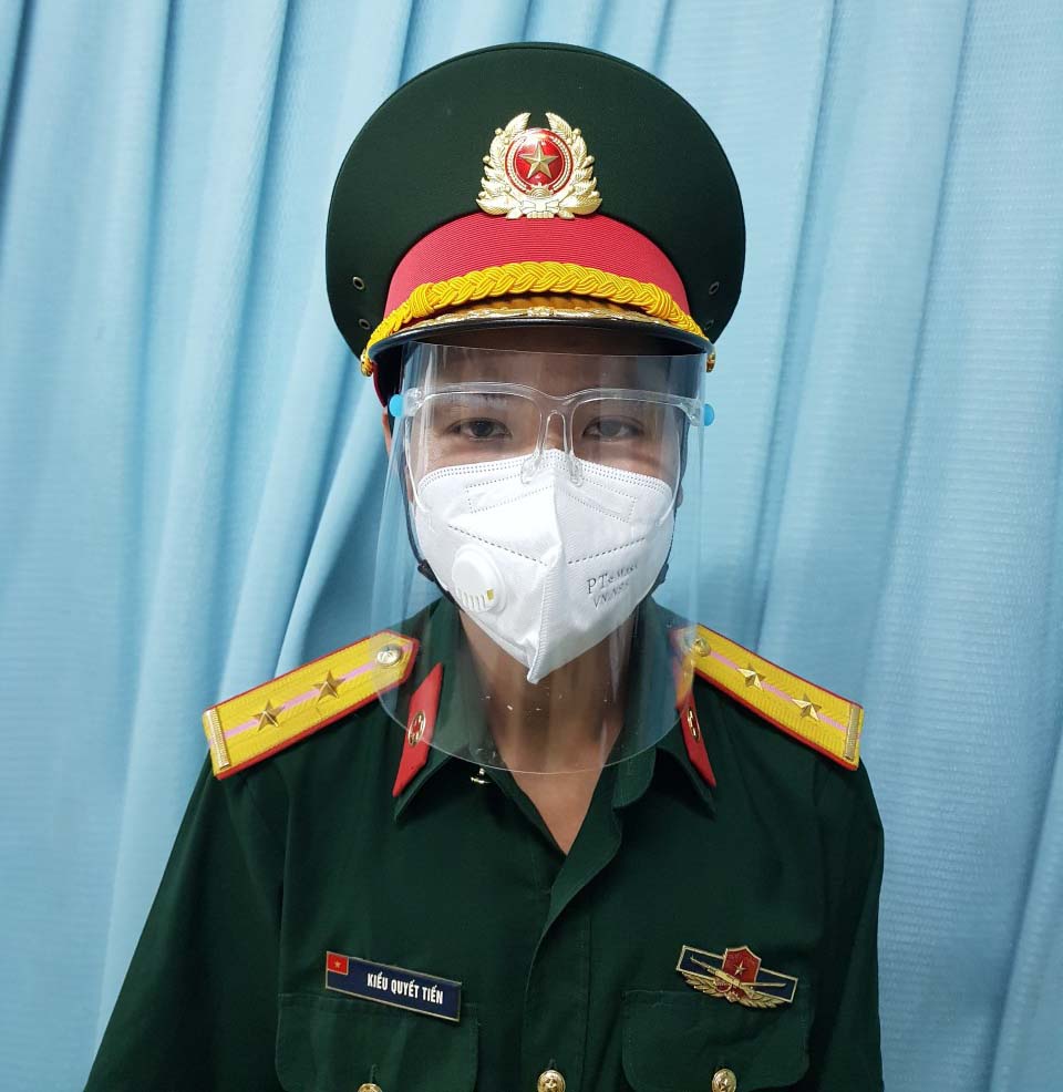 Y sĩ chống dịch, bắt cướp