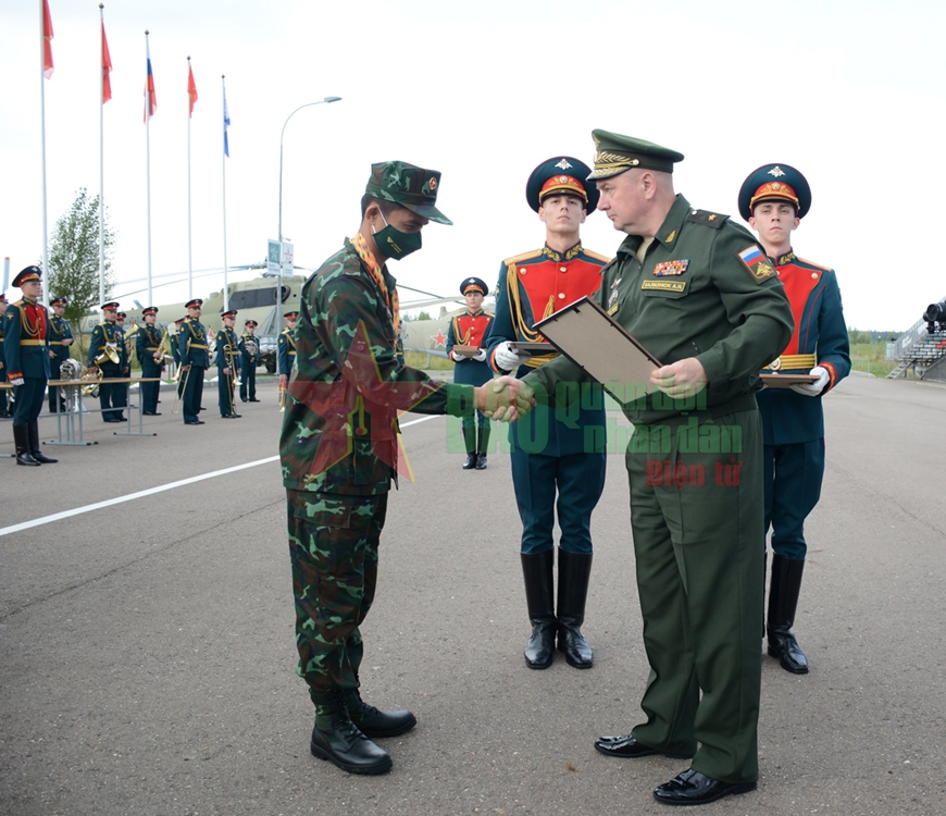 Đội tuyển của QĐND Việt Nam nhận Huy chương đồng môn Kinh tuyến