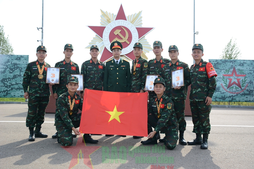 Đội tuyển của QĐND Việt Nam nhận Huy chương đồng môn Kinh tuyến