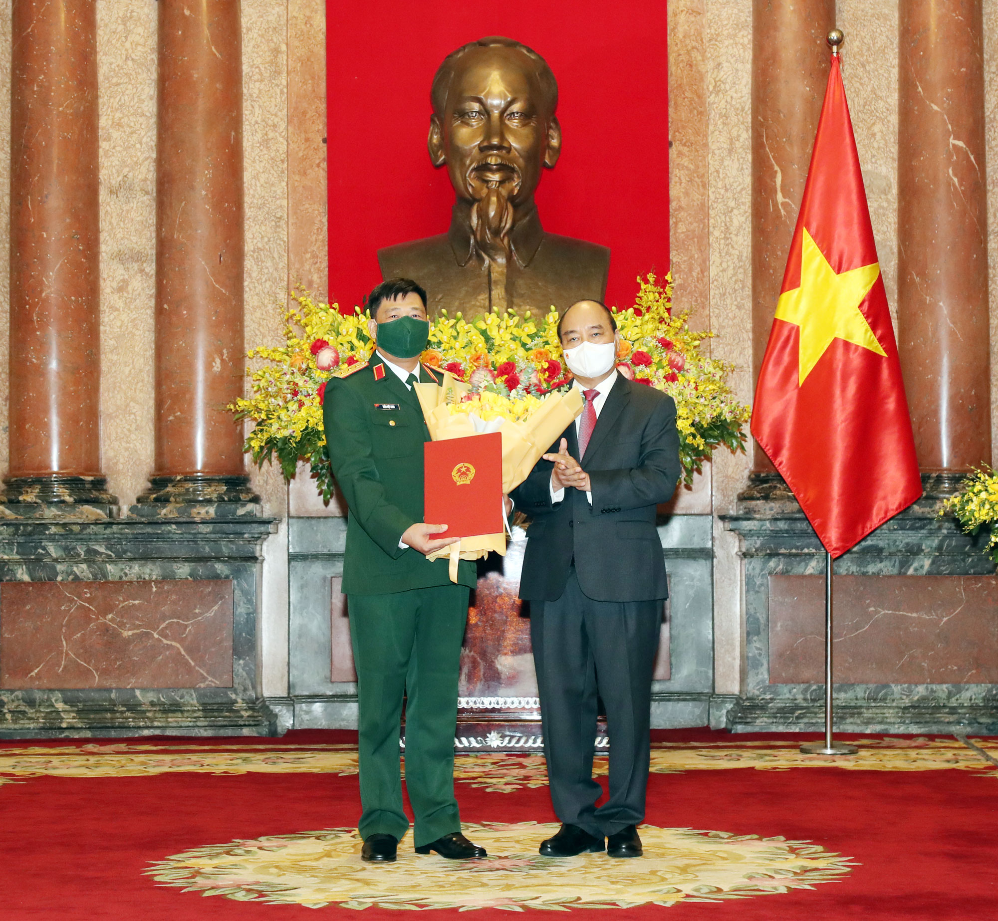 Chủ tịch nước trao quyết định thăng quân hàm Thượng tướng đối với đồng chí Trần Việt Khoa