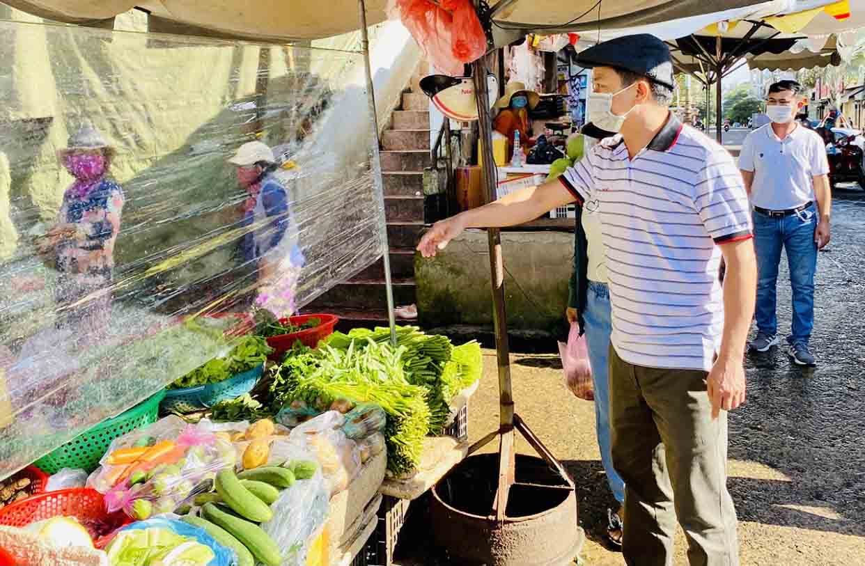 Cán bộ kiên quyết, người dân đồng lòng phòng, chống dịch Covid-19