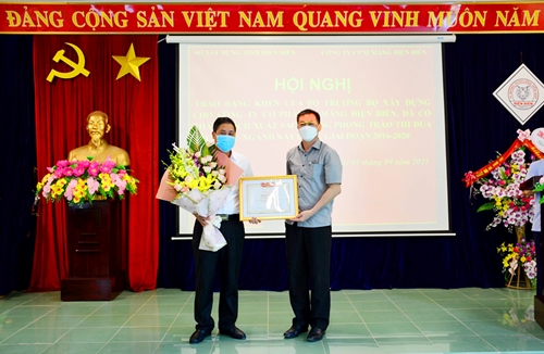 Công ty Cổ phần xi măng Điện Biên nhận bằng khen của Bộ trưởng Bộ Xây dựng​