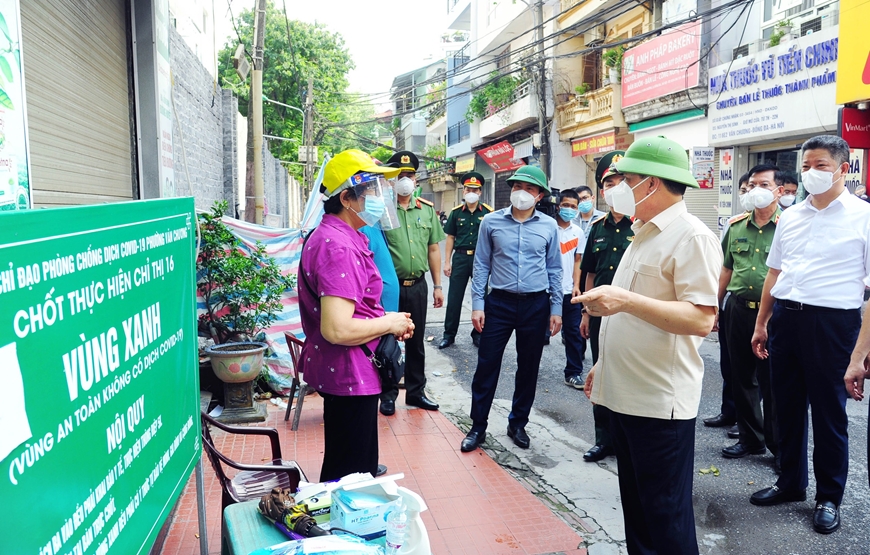 Bí thư Thành ủy Hà Nội Đinh Tiến Dũng kiểm tra công tác phòng, chống dịch trên địa bàn thành phố. Ảnh: Thành Nguyễn