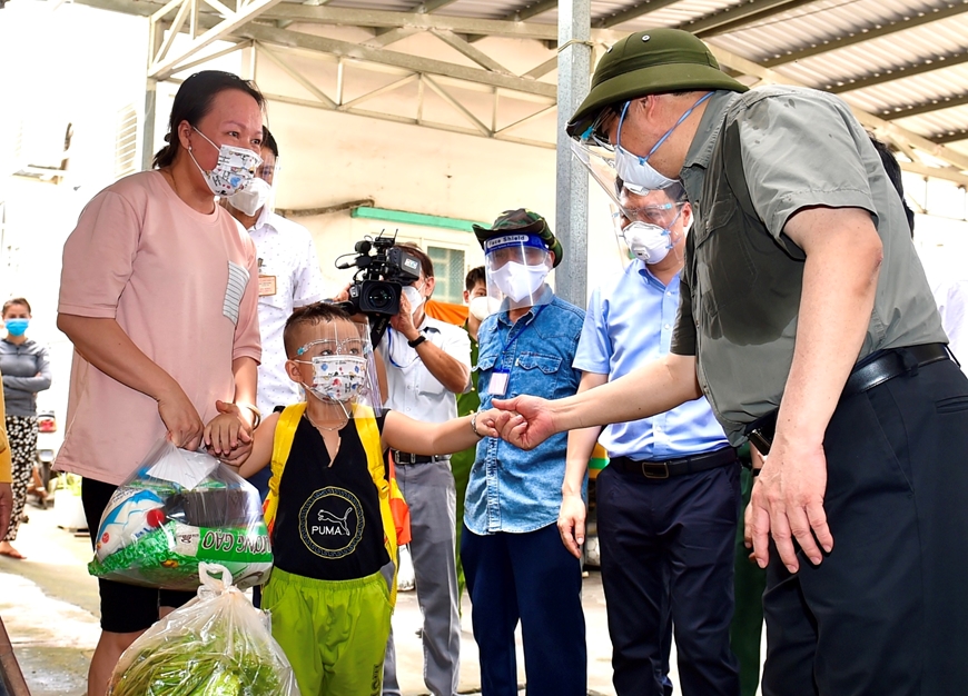 Thủ tướng Phạm Minh Chính kiểm tra đột xuất, chỉ đạo trực tuyến công tác phòng, chống dịch tại các xã, phường, thị trấn