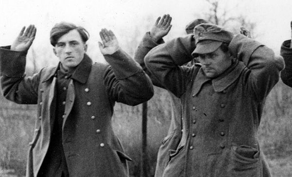 Liên Xô từng kêu gọi lính Đức Quốc xã đầu hàng như thế nào?: Lính Đức Quốc Xã
Lính Đức Quốc Xã đã từng là những chiến binh vững vàng trong nhiều cuộc chiến đấu lịch sử. Tuy nhiên, trong giai đoạn cuối của Thế chiến II, họ đã phải đối mặt với sự Játszo Bắt buộc đầu hàng từ phía các lực lượng Liên Xô. Tìm hiểu thêm về các sự kiện đầy cảm xúc này và sự tàn phá của chiến tranh tại hình ảnh liên quan đến Lính Đức Quốc Xã.
