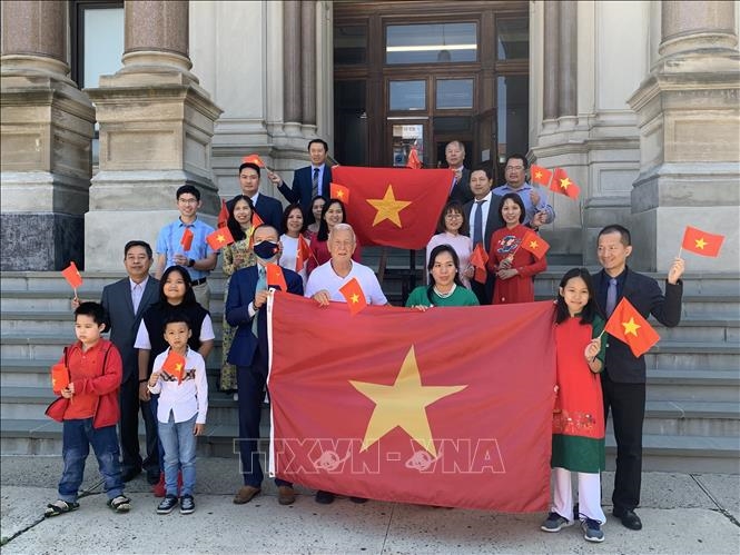 Tại thành phố Jersey của Mỹ, lễ thượng cờ Việt Nam nhân dịp Quốc khánh diễn ra long trọng, thu hút đông đảo cộng đồng người Việt xa xứ. Sự kiện này cho thấy tình yêu và sự tự hào của người Việt đối với đất nước của mình. Đồng thời, cũng là cơ hội để cả thế giới thấy rõ sức mạnh và tinh thần đoàn kết của người Việt.