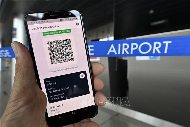 Hành khách quét mã chứng chỉ kỹ thuật số về COVID-19 tại sân bay Liege, Bỉ, ngày 16-6-2021. Ảnh: TTXVN