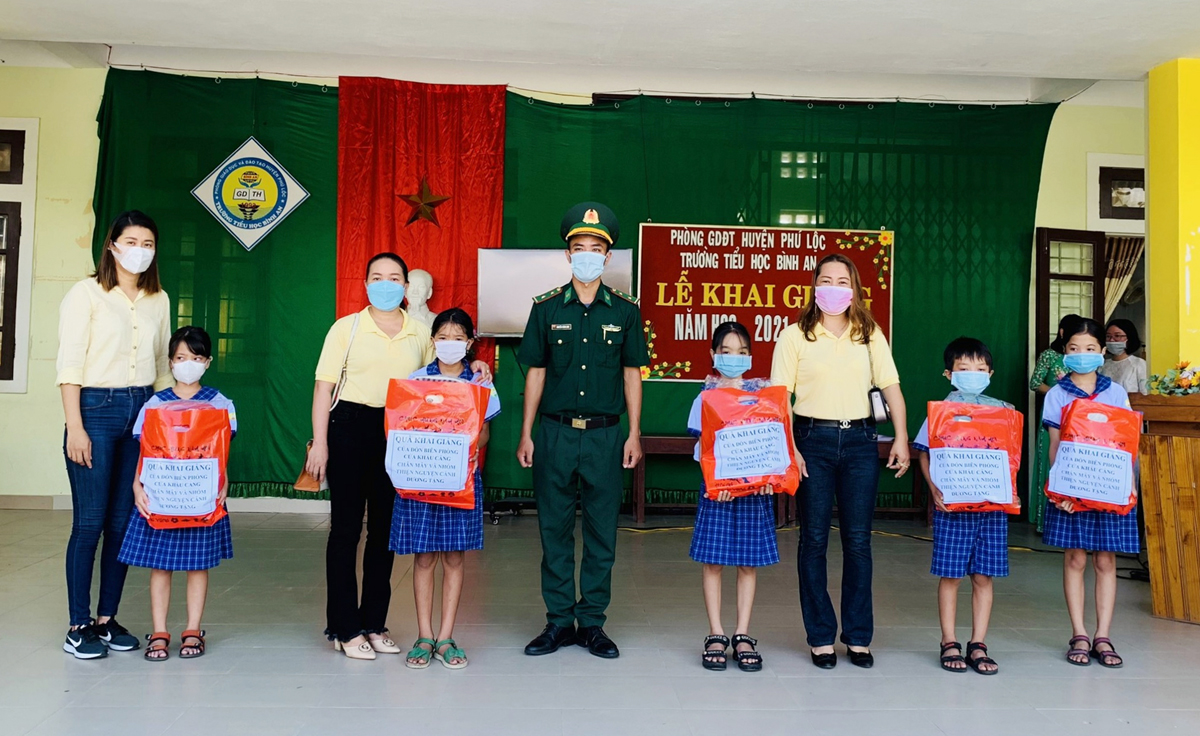 Tiếp sức học sinh nghèo vùng biên đến trường trong năm học mới

