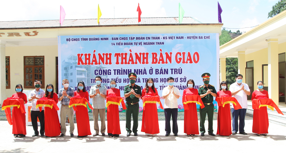 Niềm vui nhân đôi trong ngày khai trường

