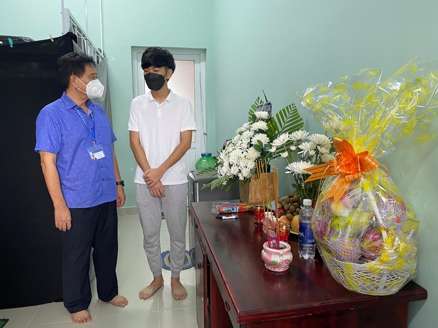 Xúc động nam sinh viên Lào không thể về quê chịu tang cha