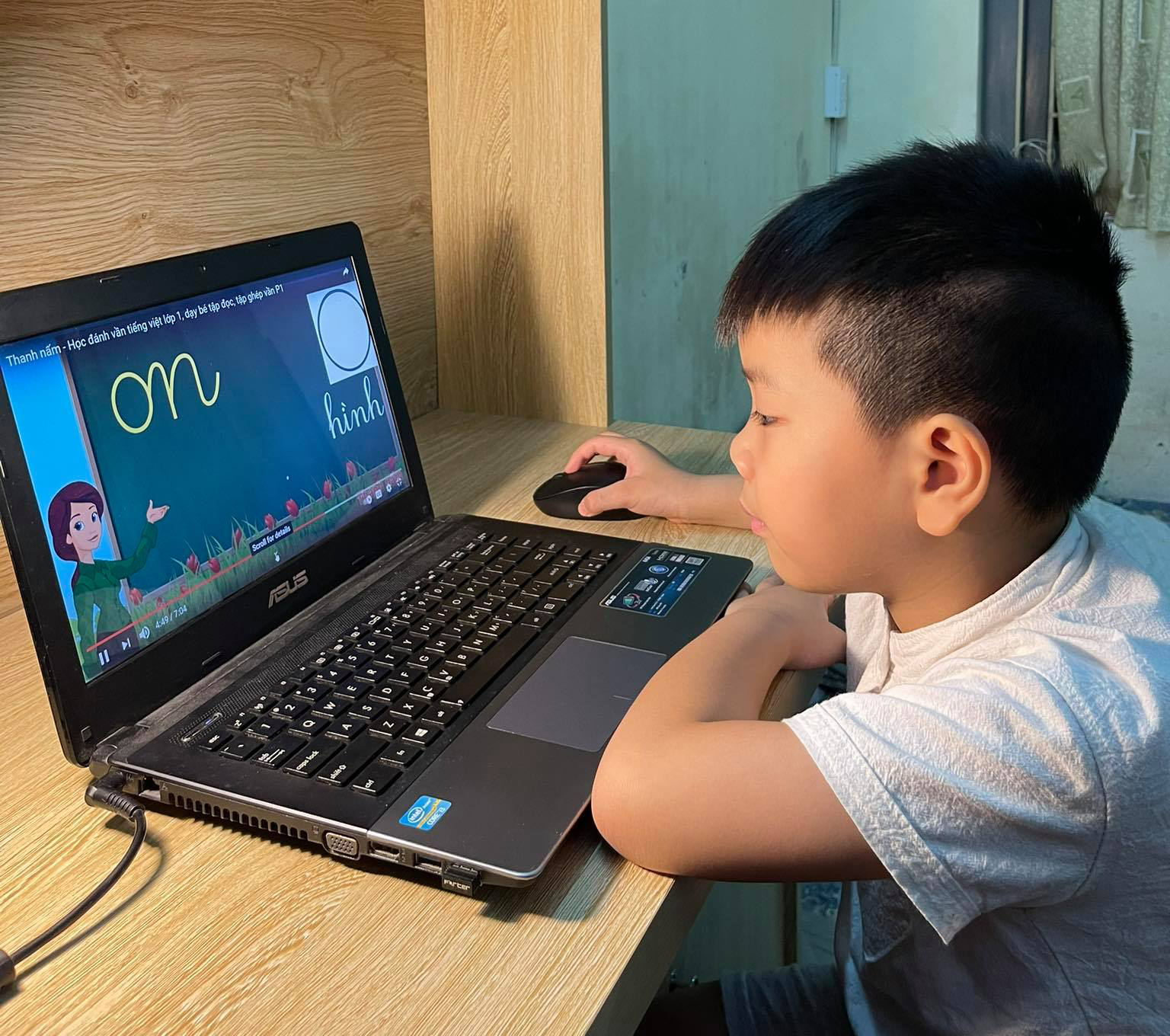 Lựa chọn dạy học trực tuyến hay dạy học qua truyền hình