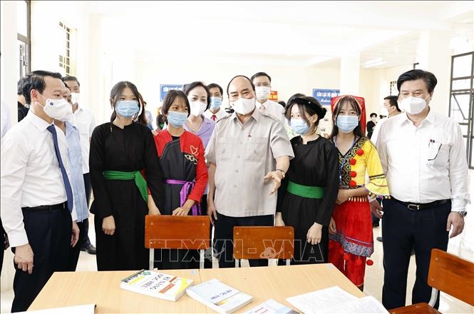 Chủ tịch nước Nguyễn Xuân Phúc dự Lễ khai giảng năm học mới tại Trường Phổ thông Dân tộc nội trú THPT tỉnh Yên Bái