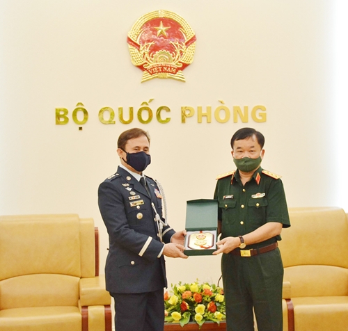 Thượng tướng Hoàng Xuân Chiến tiếp Tùy viên Quốc phòng Philippines tại Việt Nam