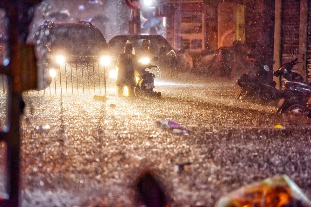 Mưa dông bao trùm Bắc Bộ và Trung Bộ, đề phòng lũ quét, sạt lở đất