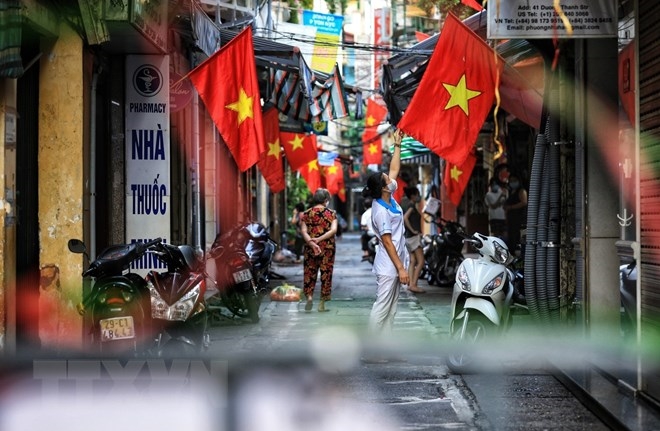 Quốc kỳ là sự tỏa sáng của sức mạnh quốc gia và niềm tự hào của mỗi người Việt Nam. Hình ảnh Quốc kỳ được treo trên khắp các tòa nhà, các công viên và đường phố Việt Nam, tôn lên vẻ đẹp quốc gia của đất nước ta. Hãy đến và chiêm ngưỡng hình ảnh đẹp của Quốc kỳ Việt Nam.