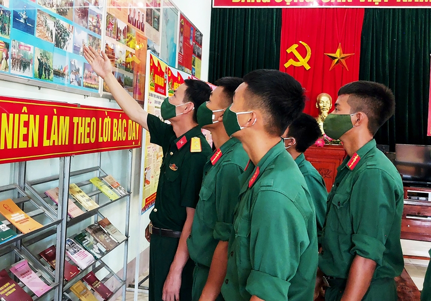 Tiểu đoàn 6, Trung đoàn 19 tổ chức giáo dục truyền thống cho bộ đội tại phòng Hồ Chí Minh.